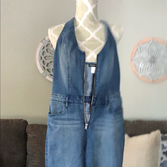 Venus zip up jumper. Ties at the neck. Super stretchy! Super sexy - Picture 1 of 5